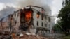 Pompierii sting incendiul dintr-un bloc lovit în timpul atacul rusesc cu drone asupra orașului ucrainean Harkov, pe 7 iunie.
