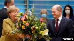 Angela Merkel i Olaf Scholz na sedmičnom sastanku u uredu kancelara Njemačke, Berlin, 24. novembar 2021. 