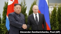 Ruski predsjednik Vladimir Putin, desno, i lider Sjeverne Koreje Kim Jong Un rukuju se tokom sastanka u Vladivostoku, Rusija, 25. aprila 2019.