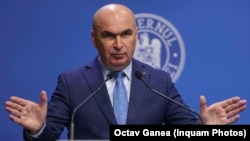 Premierul Ilie Bolojan spune că o decizie privind plafonarea prețurilor va fi luată săptămâna viitoare, dar amintește că la ședința de guvern din iunie s-a decis că prelungirea cu trei luni va fi ultima plafonare a TVA la alimentele de bază. 