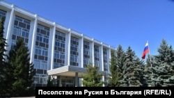 От посолството на Русия заявяват, че "коректността и уместността на острите бележки във връзка с чувствителни за българското общество въпроси, особено в навечерието на парламентарните избори, предизвиква големи съмнения"
