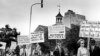 Stonewall Inn din New York și o reproducere a ediției din 29 iunie 1969 a New York Post care a relatat despre descinderea poliției, care a dus la revolta Stonewall. Seria de demonstrații spontane a membriilor comunității gay și lesbiene împotriva unei descinderi a poliției la Hanul Stonewall este considerată începutul mișcării pentru drepturile LGBT din Statele Unite.
