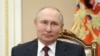 Președintele rus Vladimir Putin răspunde amuzat de acuzațiile făcute de președintele american Joe Biden, cu o parafrază după replicile date în copilărie, în certurile din curtea școlii: „Cine zice, ăla e”. 