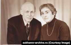 Bonner și Saharov, la două zile după încheierea uneia dintre grevele foamei. Gorki, 1985.