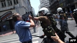 Протестите во Грција, секојдневие 