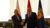 Ministri i Punëve të Brendshme i Serbisë, Aleksandar Vulin (djathtas) dhe ambasadori i Rusisë në Beograd, Aleksandar Bocan Harchenko. Beograd, 5 korrik, 2021.