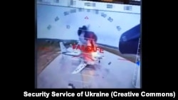 Captură de ecran din înregistrarea video a loviturilor de drone, publicată de Serviciul de Securitate al Ucrainei. În imagine, atacul ucrainean a vizat aeronavele aviației strategice ruse de pe aerodromul Belaia din regiunea Irkutsk, de la granița cu Mongolia. 