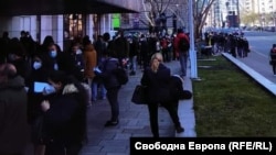 Част от опашката за гласване, извила се пред българското посолство в Берлин