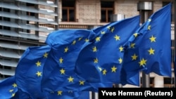 Flamuj të BE-së të vendosur para ndërtesës së Komisionit Evropian në Bruksel të Belgjikës. (Fotografi nga arkivi)