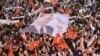 Susținătorii Partidului Popular Republican (CHP), sărbătoresc victoria candidatului propriu la primăria Ankarei, la alegerile locale din Turcia. 31 martie, 2024. 