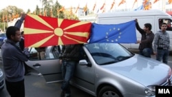 Граѓаните ја прославуваат препораката на ЕК за преговори со Македонија за членство во ЕУ во 2009 година.