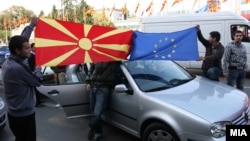 Граѓаните ја прославуваат препораката на ЕК за преговори со Македонија за членство во ЕУ на 14 октомври 2009 година.