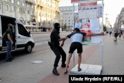 Полицай задържа протестиращ на булевард "Независимост" в Минск в навечерието на изборите на 8 август.