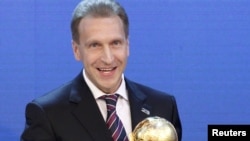 Вице-премьер Игорь Шувалов с Кубком мира ФИФА
