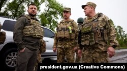 Presidenti ukrainas, Zelensky gjatë vizitës së tij në Harkiv.