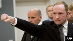 Anders Brejvik podiže pesnicu nakon što mu je sud odredio 21 godinu zatvora, 24. avgust 2012.