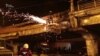 У Києві обвалилася частина огорожі на Шулявському мості (відео)