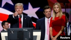 Donald Trump, Paul Manafort dhe Ivanka Trump.