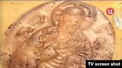 Стеклянная икона, найденная во время раскопок в Москве
