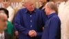 Президент США Дональд Трамп (ліворуч) та президент Росії Володимир Путін (праворуч) напередодні саміту Азіатсько-Тихоокеанського економічного співробітництва (АТЕС) у В’єтнамі, 10 листопада 2017 року