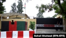 Rojet e sigurisë qëndrojnë jashtë Ambasadës afgane në Islamabad. (Fotografi nga arkivi)