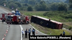 Zjarrfikësit dhe ambulanca arrijnë në vendin ku u aksidentua autobusi i linjës Frankfurt-Prishtinë. Sllavonski Brod, 25 korrik 2021.
