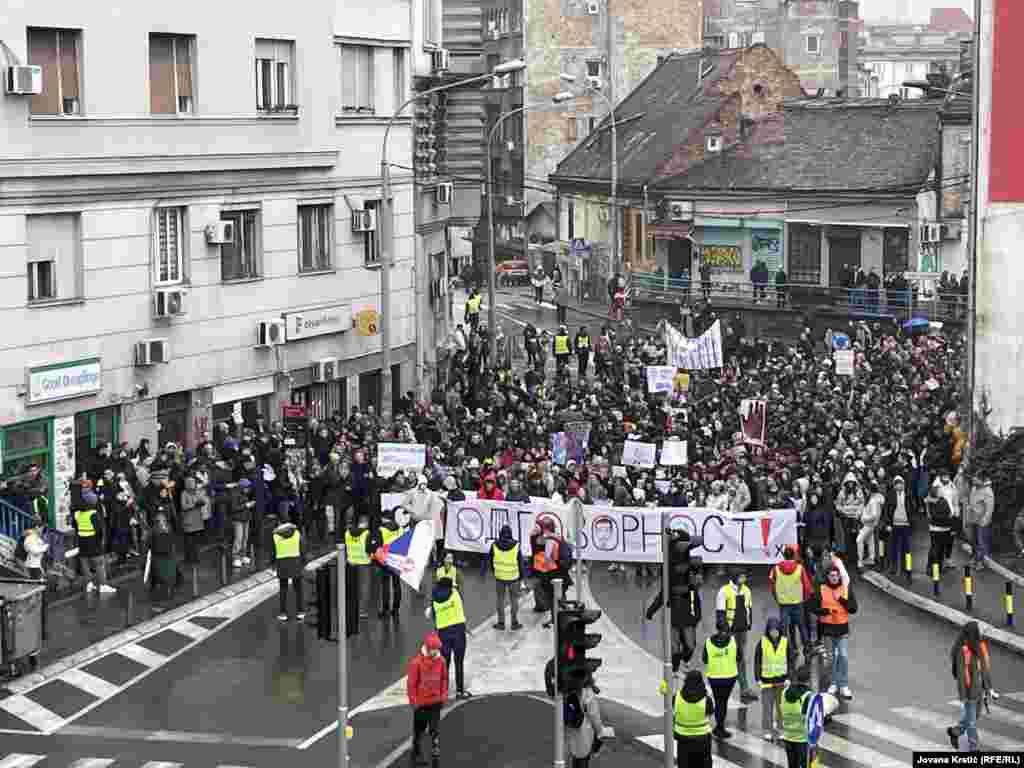 Studentët kanë bllokuar më shumë se 60 fakultete dhe dy seli universitetesh, duke kërkuar përgjegjësi penale dhe politike për vdekjen e 15 personave, të shkaktuar nga shembja e një strehe në stacionin hekurudhor&nbsp;në Novi Sad që ndodhi më 1 nëntor 2024.
