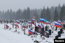 Flamujt valëviten mbi varret e ushtarëve rusë në një varrezë në Shën Petersburg, më 12 shkurt.