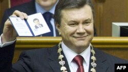 Виктор Янукович с реликвией на шее.