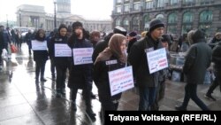 Активисты движения "Весна" на акции в поддержку политзаключенных 11 марта 2018 года