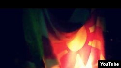 Непознати сторитили го запалија македонското знаме на плоштадот Скендербег. Снимката беше објавена во ноември 2011.