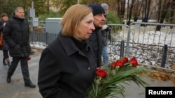Ambasadoarea SUA la Moscova a vizitat un altar improvizat pentru Alexei Navalnîi pe 18 februarie. 