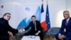 Predsednik Srbije Aleksandar Vučić, francuski predsednik Emanuel Makron i predsednik Kosova Hašim Tači tokom trilateralnog sastanka u sklopu Pariskog mirovnog foruma 