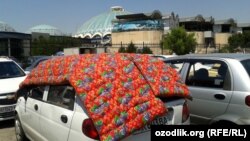 Некоторые узбекские водители спасают свои автомобили, накинув на них курпачу – национальный матрац. 