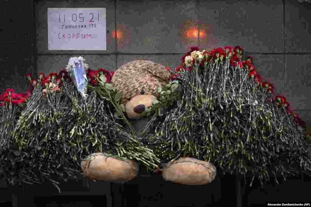 Un ursuleț de pluș și flori, alături de afișul pe care scrie &bdquo;11.05.21, școala nr. 175, suntem îndurerați&rdquo;. Un memorial improvizat în memoria elevilor uciși la școala din Kazan, capitala regiunii Tatarstan din Rusia.&nbsp;