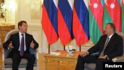 Президент Азербайджана Ильхам Алиев (справа) встречается со своим российским коллегой Дмитрием Медведевым в резиденции "Загульба". Баку, 3 сентября 2010