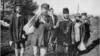 Țărani ruși în 1918, în timpul perioadei unor numeroase răscoale țărănești contra proprietarilor lor care erau înainte de neatins. (sursa: Wikimedia Commons)