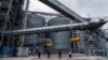 Personalul de securitate stă în fața unui terminal de depozitare a cerealelor din portul ucrainean Odesa, pe 29 iulie 2022