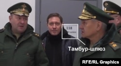 Video snimka Šojguove posjete (desno) objektu Sergijev Posad prikazuje znak na vratima s ruskom riječi za "zračnu komoru".