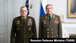 Шефот на американските здружени сили, генерал Марк Мили (лево) со неговиот руски колега Валериј Герасимов за време на нивниот состанок во Хелсинки, 22 септември 2021 година