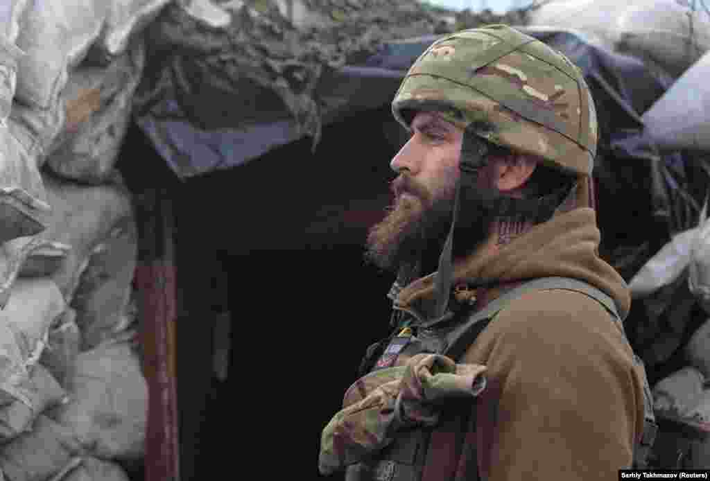 Украински војник чува стража во близина на Доњецк. Портпаролот на Кремљ Дмитриј Песков вели дека репозиционирањето на воените сили во границите на Русија е строго домашна работа.