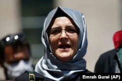 Hatice Cengiz, a meggyilkolt Dzsamál Hasogdzsi menyasszonya 2020. július 3-án Isztambulban. A nő telefonját ismeretlenek sikeresen feltörték a Pegasus nevű fegyverrel, négy nappal vőlegénye meggyilkolása után.
