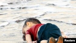 Turqi - Trupi i pajetë i sirianit, Aylan Kurdi (Alan), në brigjet turke të qytetit Bodrum.