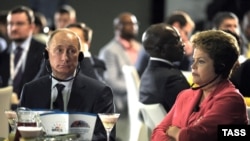  ЮАР. Дурбан. Президент России Владимир Путин и президент Бразилии Дилма Роуссефф во время делового завтрака в рамках встречи лидеров БРИКС. Март 2013. Фото ИТАР-ТАСС/ Алексей Дружинин