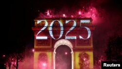 Триумфалната арка в Париж светна с надписите "2025" и "Париж".