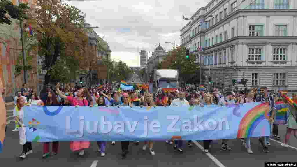Beograd je izabran 2019. godine u konkurenciji koju su činili Barselona, Lisabon i Dablin. &quot;Europrajd&quot; je najveći međunarodni prajd u Evropi koji se održava od 1992. godine. Foto: Učesnici Prajda u šetnji centralnim ulicama Beograda, 18.septembra 2021. godine&nbsp;