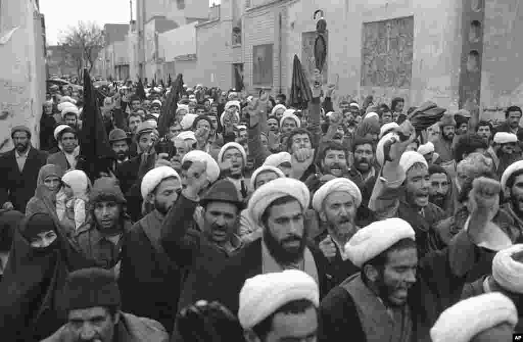 Mule u mimohodu pored kuće ajatolaha Homeinija u Komu, 17. decembara, 1979. prolaze kako bi izrazile solidarnost s iranskim vođom. Homeini je postao vhovni vođa Irana istog tog mjeseca. 