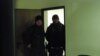 Акбарали Абдуллаева привели в зал украинского суда в наручниках. 