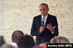 Gémesi György polgármester beszédet mond a Gödöllői Idősek Otthonában 2017. szeptember 6-án.