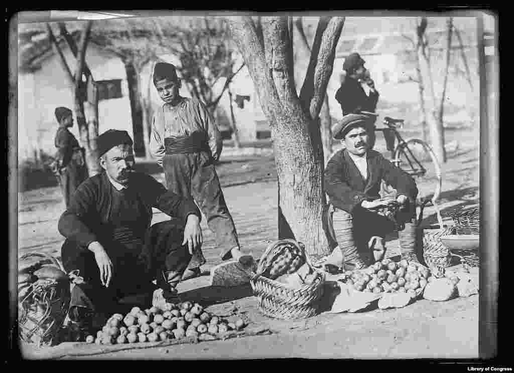 O piaţă ambulantă în Kavalla, nordul Greciei, noiembrie 1919, pe când legumele se vindeau la bucată, nu la kilogram. Sfârşitul războiului însemna şi penurie de alimente